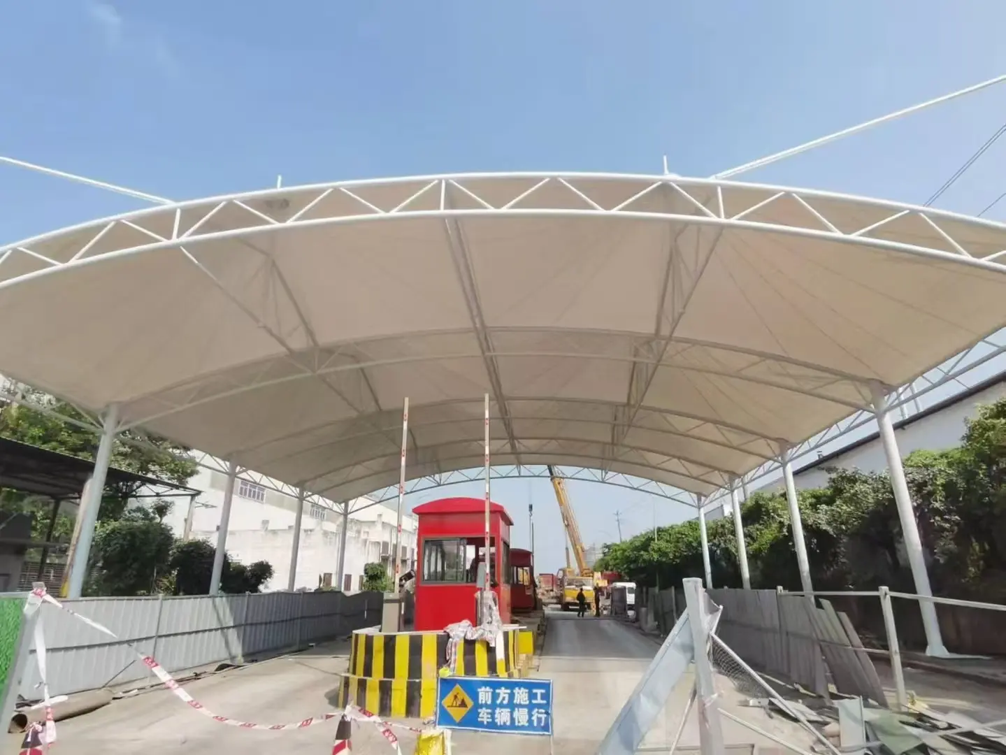 【贵州晴隆雨棚】怎么选择【源头工厂】：解决雨棚建造盲目选择的选型标准